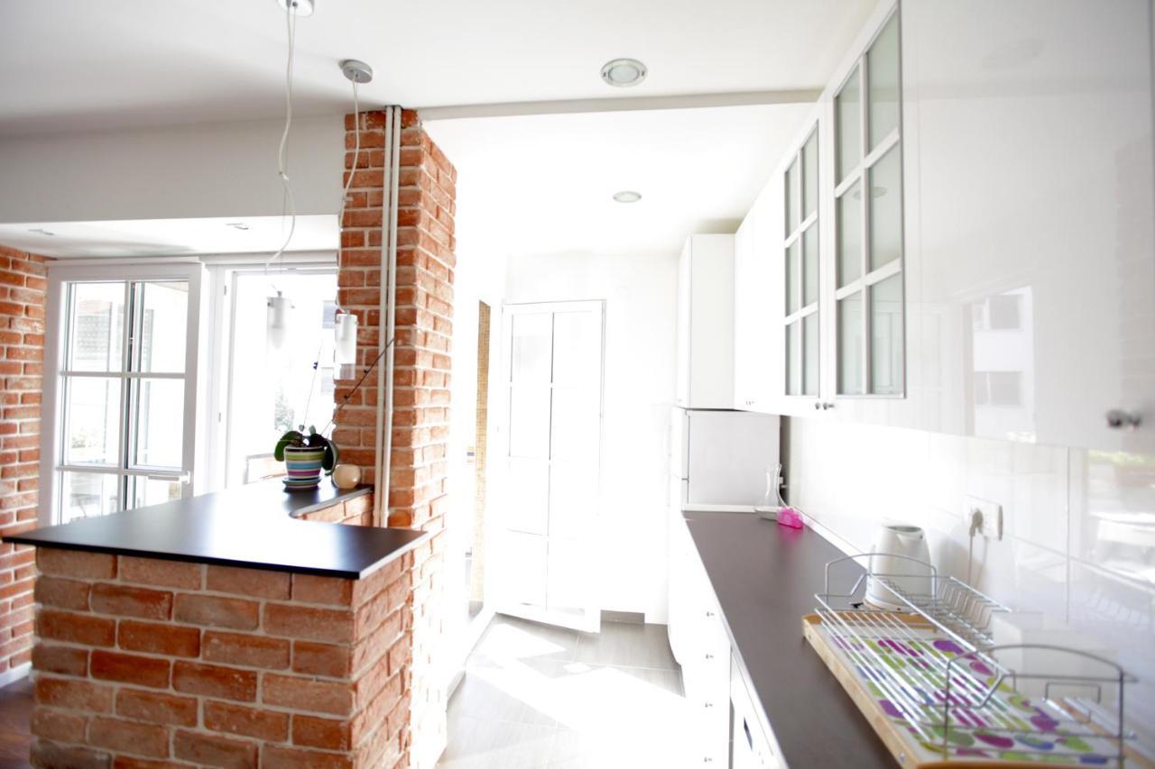 Brick Apartment On Macedonia Pedestrian Street Skopje Exterior photo