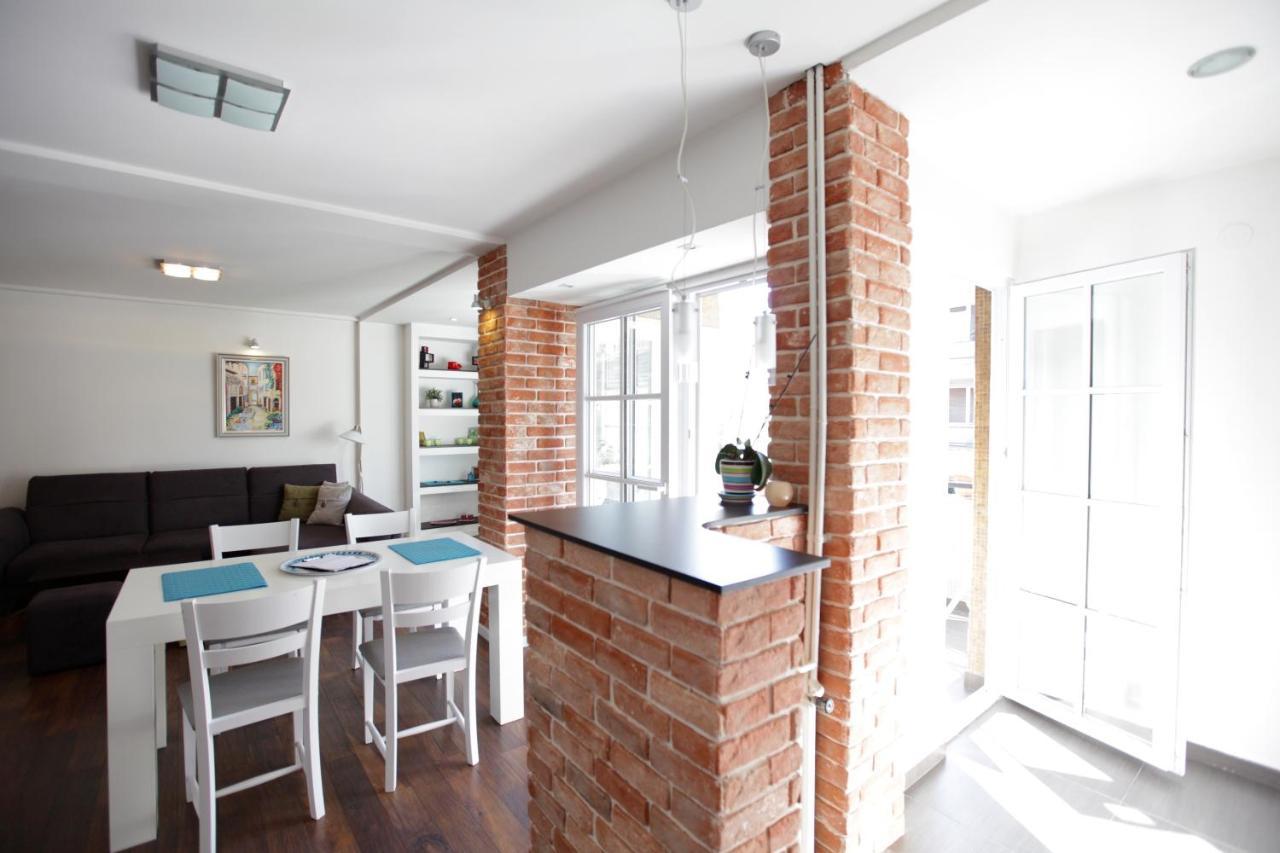 Brick Apartment On Macedonia Pedestrian Street Skopje Exterior photo