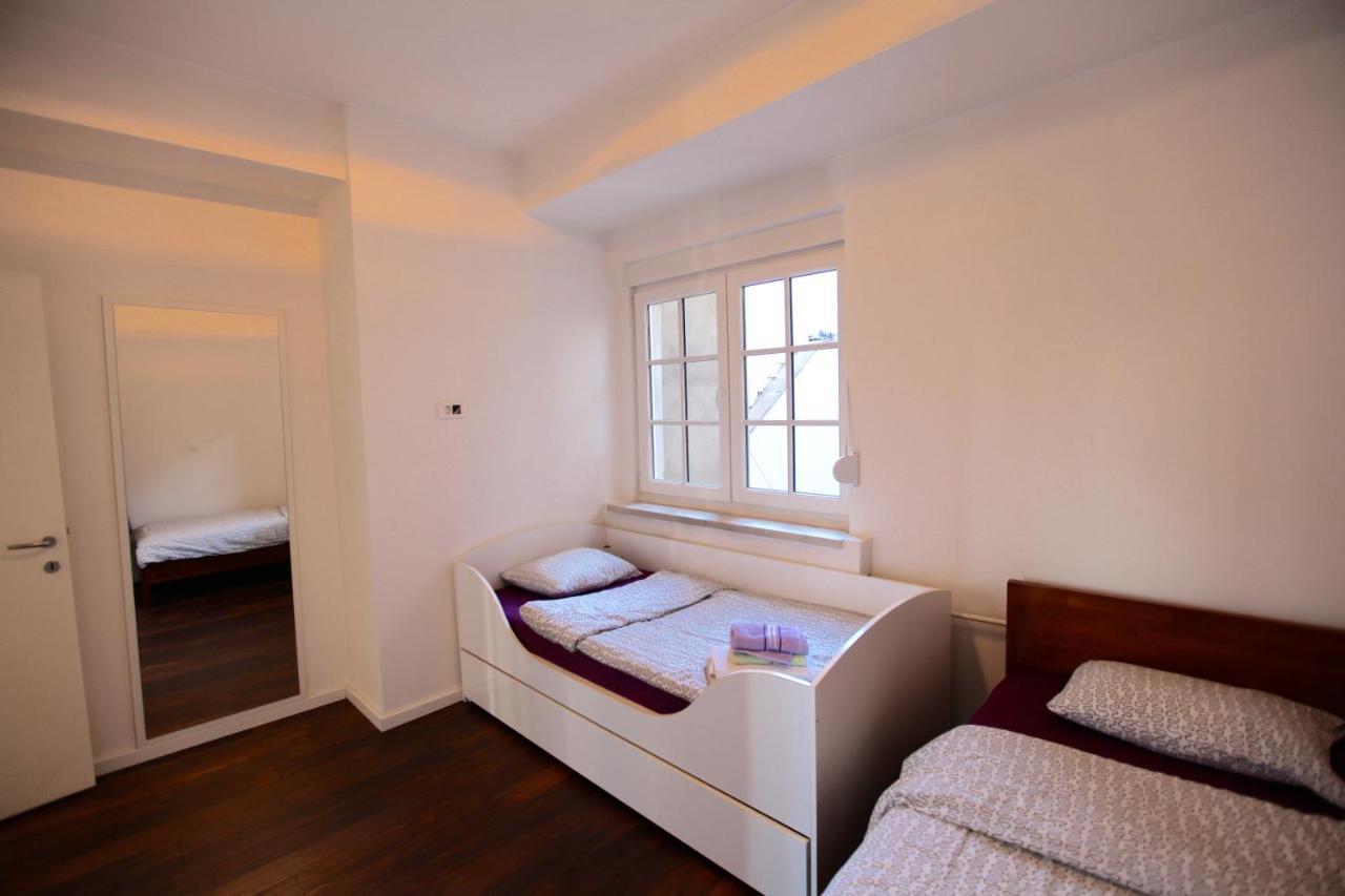 Brick Apartment On Macedonia Pedestrian Street Skopje Exterior photo