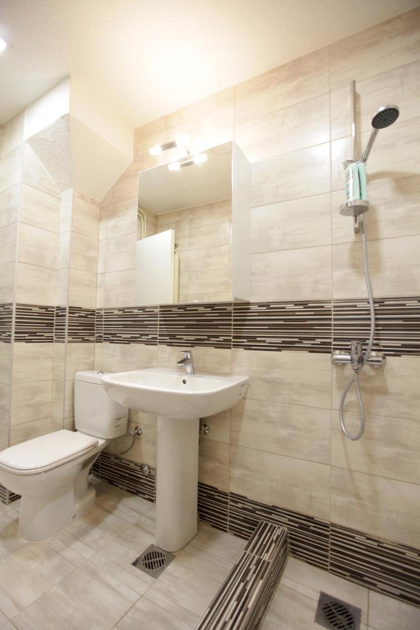 Brick Apartment On Macedonia Pedestrian Street Skopje Exterior photo